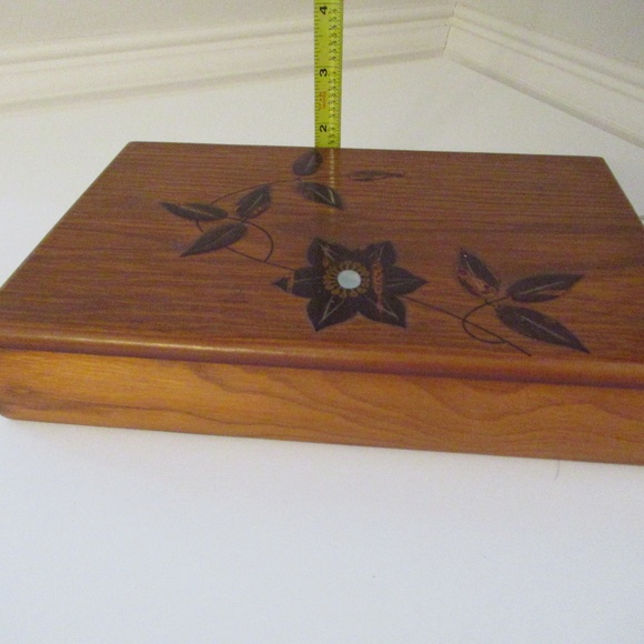 Hand Carved Wood Keepsake, Jewelry box with lid - Picture 7 of 10